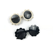Load image into Gallery viewer, Vintage Flower Sunnies
